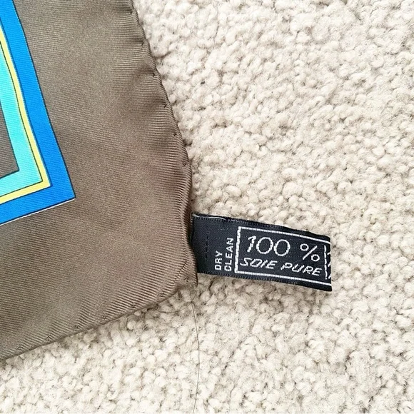 CELINE Paris Carre 90 100% Silk Medallion Ornament Print Square Scarf - Picture 4 of 8